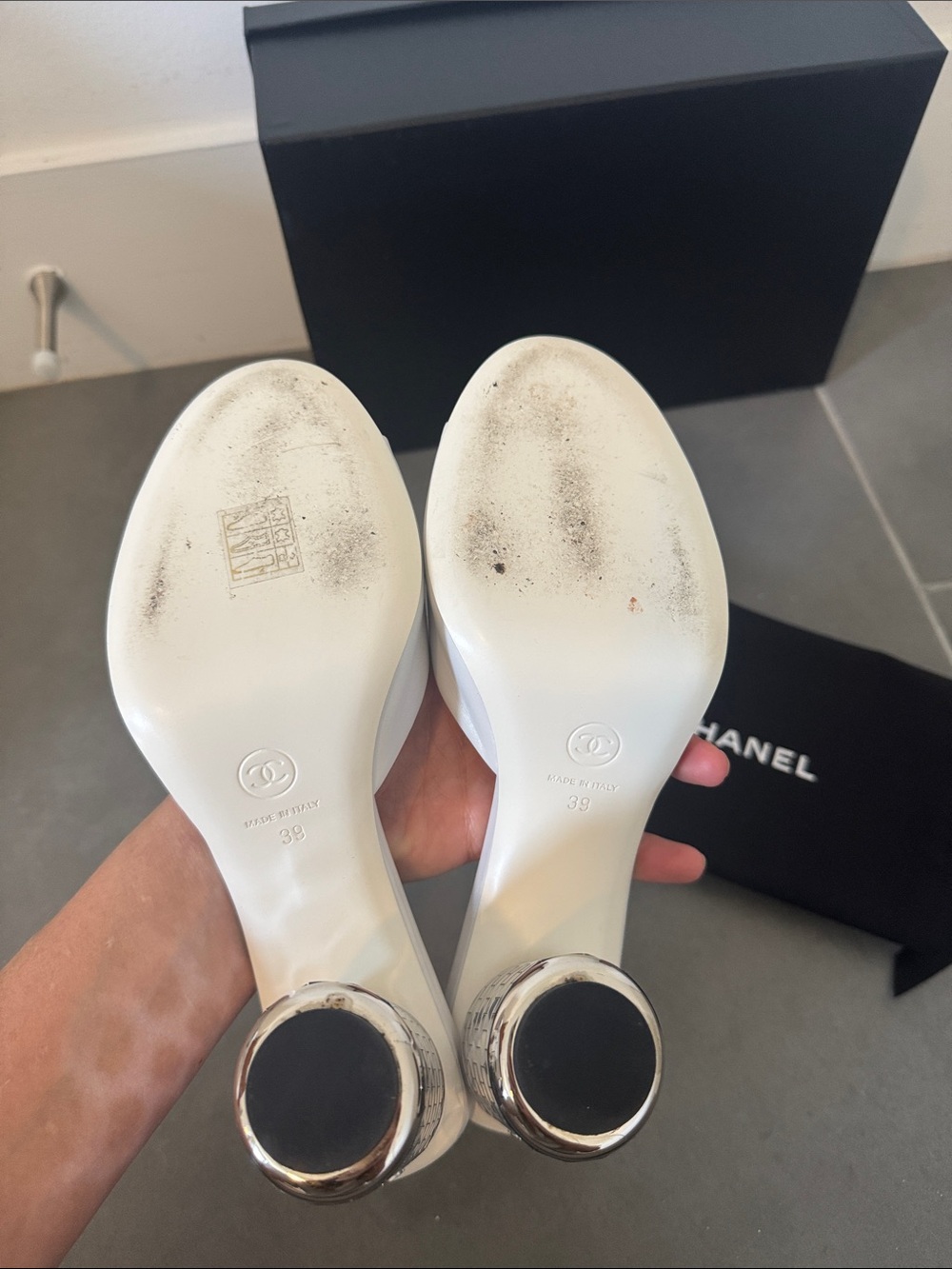 CHANEL White Leather Open-Toe Mules with Cylindrical Heel - Picture 6 of 6
